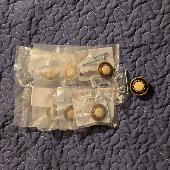 Liberty Hardware Drawer Knobs 7 Count NWT - Picture 1 of 5